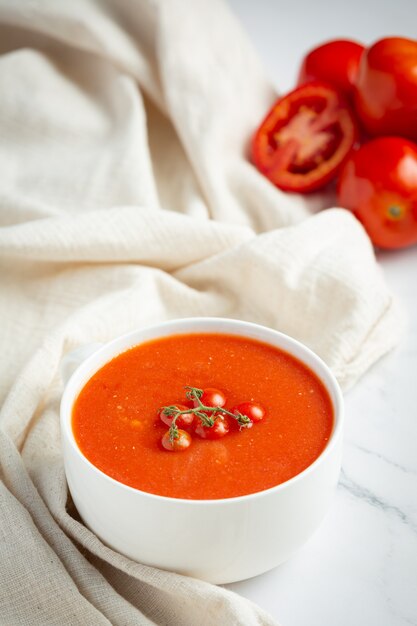 Servire la zuppa calda di pomodoro in una terrina