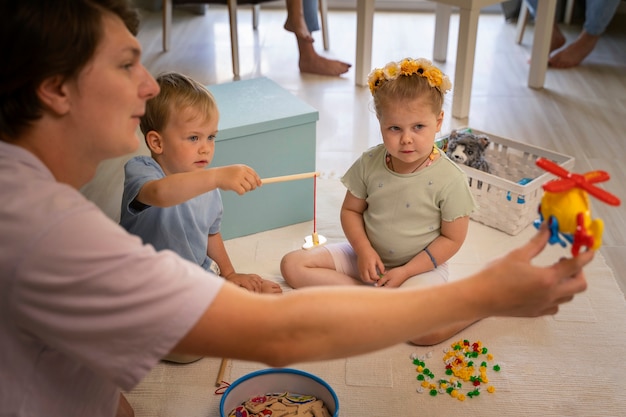 Servitore uomo che fa da babysitter ai bambini