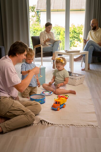 Servitore uomo che fa da babysitter ai bambini