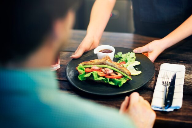 Servizio d&#39;ordinazione dell&#39;alimento del servizio del croissant dell&#39;insalata