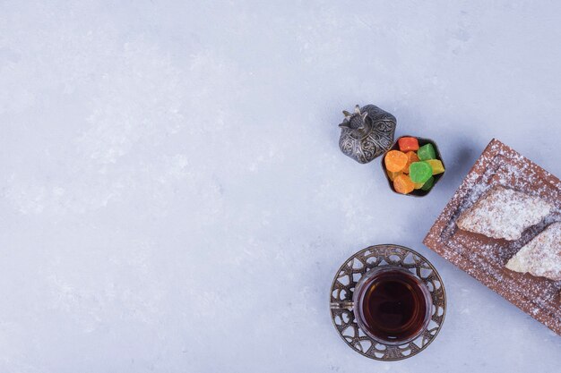 Servizio da tè caucasico con bicchiere da tè metallico e piatto da pasticceria, vista dall'alto