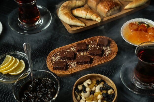 Servizio da tè con frutta secca, limone, noci, marmellata e pasticcini