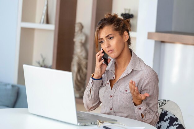 Servizio di assistenza clienti confuso in ufficio Giovane dipendente donna indignata che parla al telefono Non voglio sentire scuse