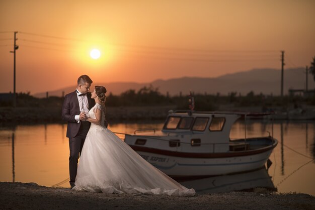 Servizio fotografico all'aperto per giovani sposi