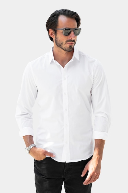 Servizio fotografico in studio di abbigliamento moda uomo basic camicia bianca
