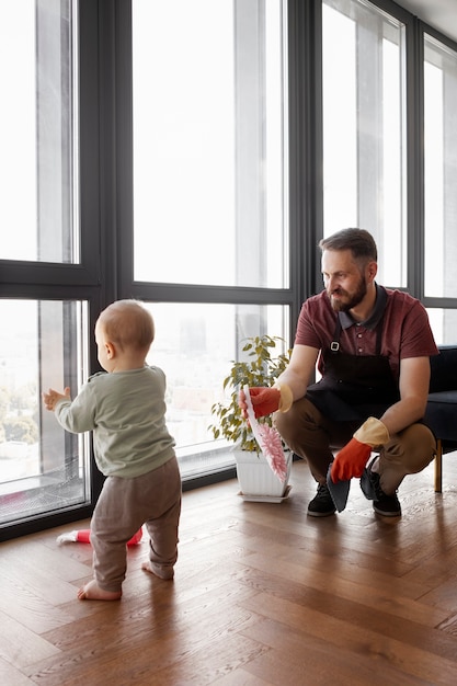 Servo dell'uomo che fa da babysitter al ragazzino