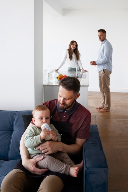 Servo dell'uomo che fa da babysitter al ragazzino