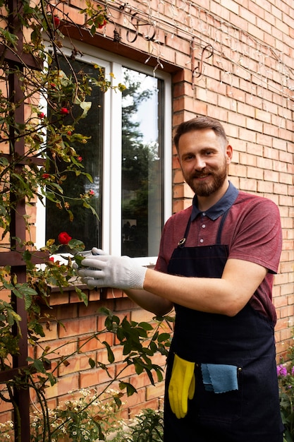 Servo dell'uomo che si prende cura del giardino