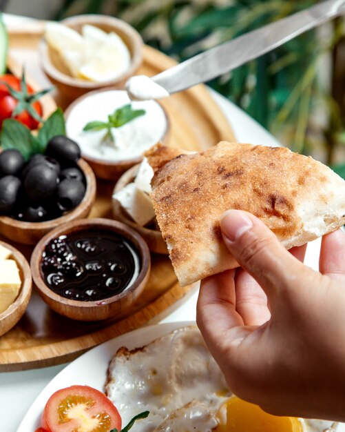 Set colazione e pane in mano