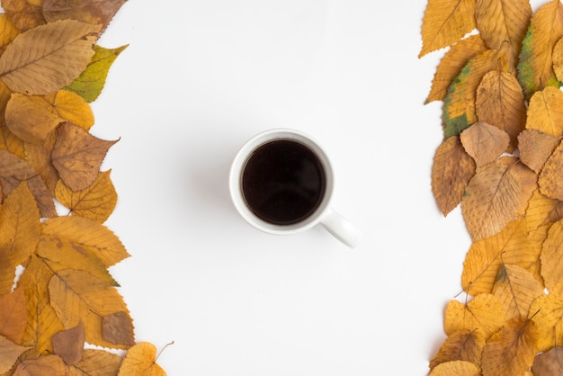 Set con foglie d&#39;autunno e tazza di caffè