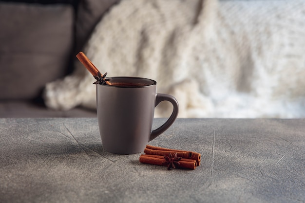 Set da tè bianco e torte sulla tavola di legno grigio. Vassoio in legno bianco con tazze, teiera e luci ghirlande.