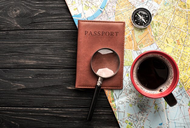 Set da viaggio piatto con passaporto e bussola