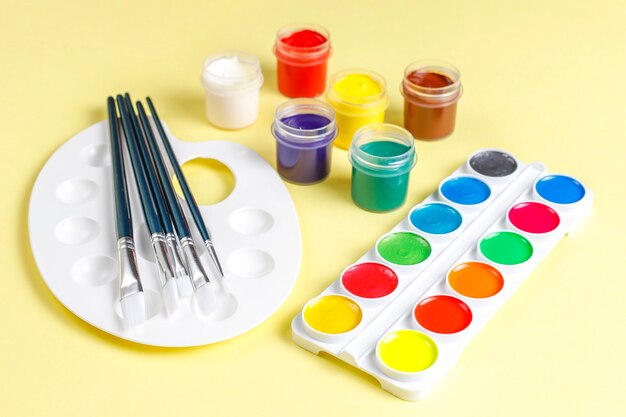 Set di accessori colorati per dipingere e disegnare.