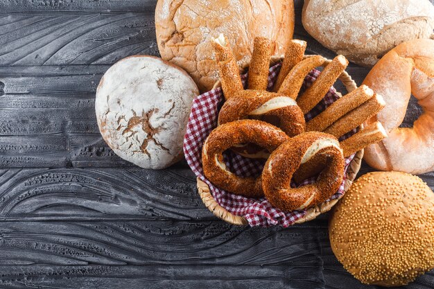 Set di bagel turco e prodotti da forno su una superficie di legno grigia. vista dall'alto.