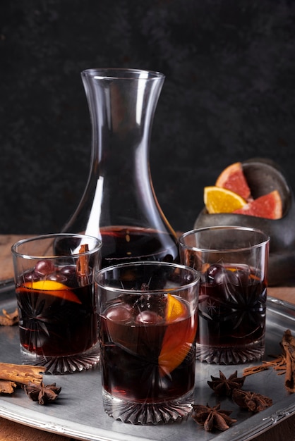 Set di bicchieri di vino rosso con caraffa