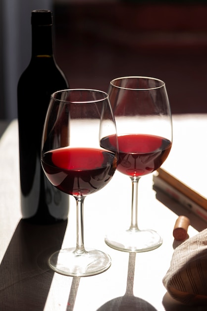 Set di bicchieri di vino rosso con ombra