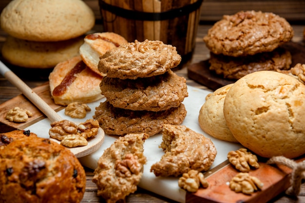 Set di biscotti sul tavolo