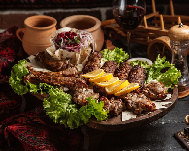 Set di carne fritta servita con fettine di limone