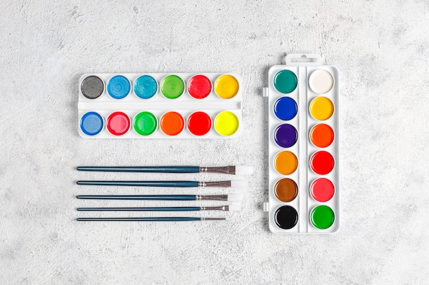 Set di colori ad acquerello e pennelli per la pittura.