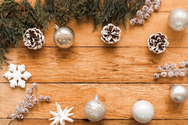 Set di decorazioni natalizie e rami di conifere
