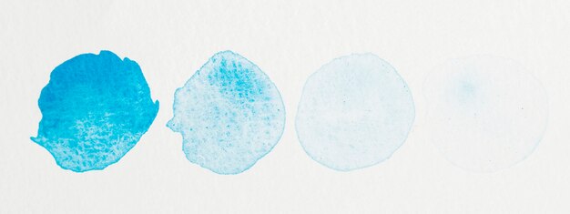 Set di forme acquerello. Cerchio dipinto a mano blu isolato su struttura bianca della priorità bassa