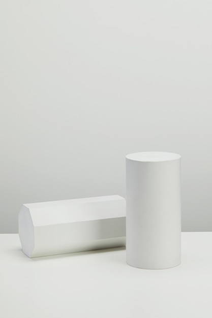Set di forme di base bianche dettagliate realistiche isolate su una scena bianca