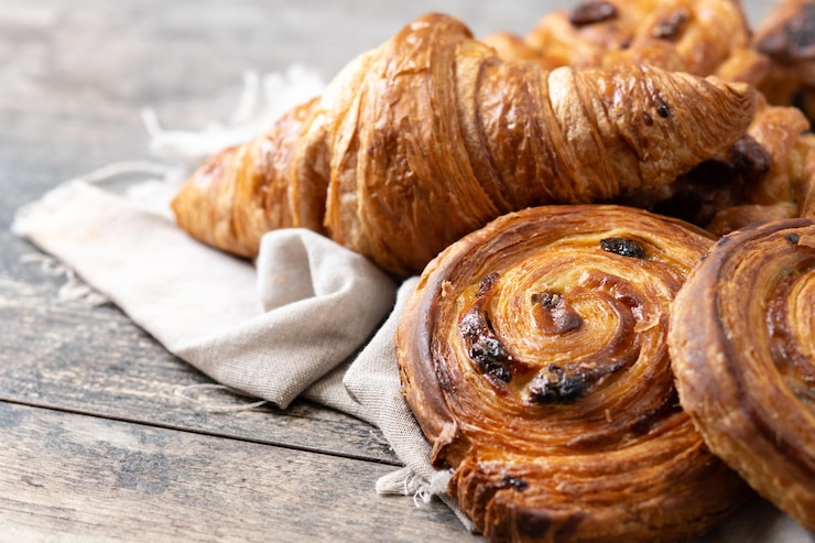 Foto gratuito set di pasticcini di panetteria su tavolo di legno