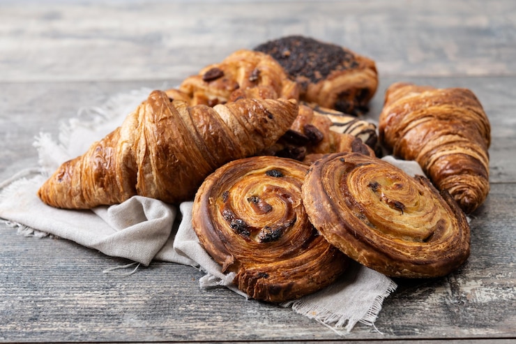 Foto gratuito set di pasticcini di panetteria su tavolo di legno