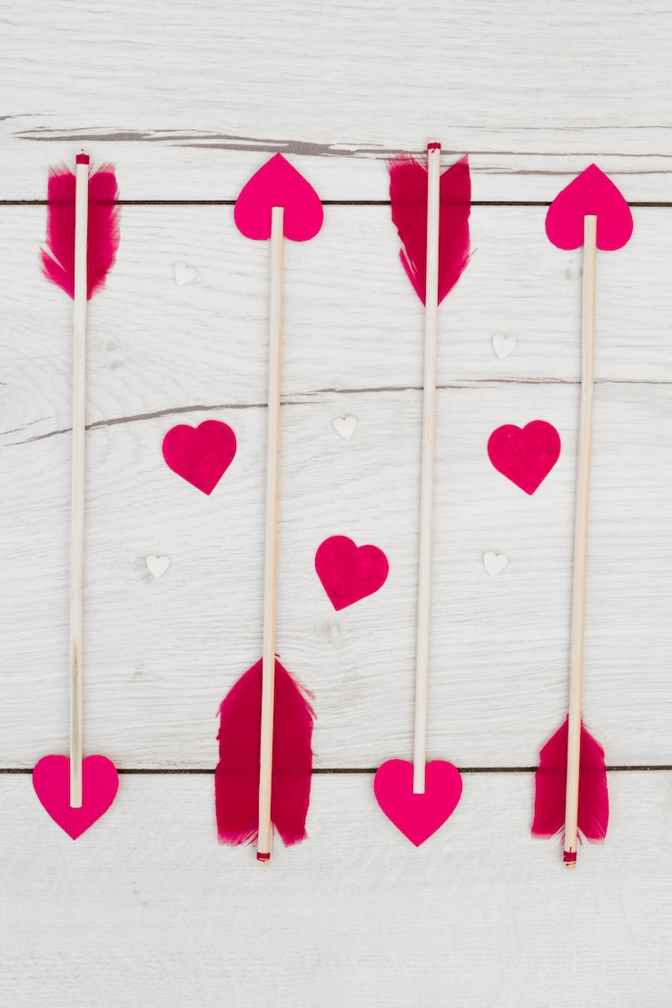 Foto gratuito set di piume decorative su bacchette con cuoricini