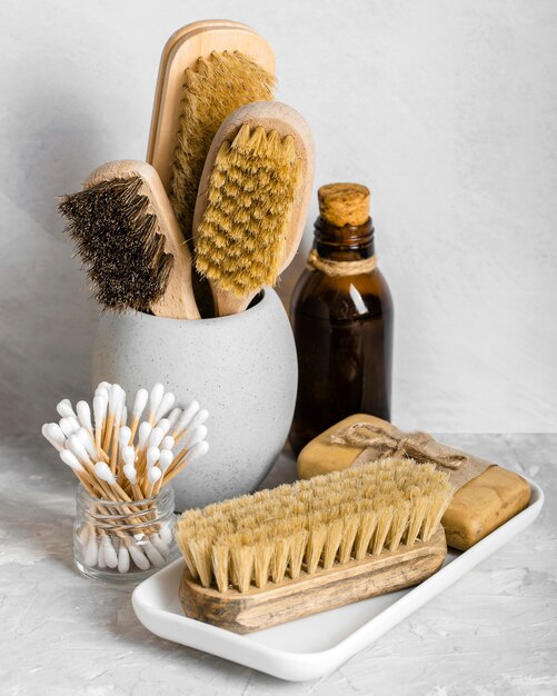 Set di prodotti per la pulizia ecologici con spazzole e tamponi di cotone