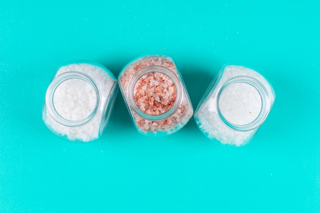 Set di sale himalayano e sale marino in piccoli vasetti
