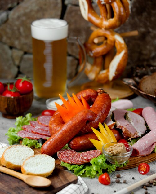 Set di salsiccia e bicchiere di birra