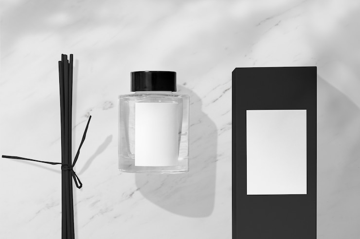 Foto gratuito set di scatole per decorazioni per la casa con diffusore d'olio