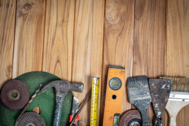 Set di strumenti manuali, impostato sul pavimento di legno.