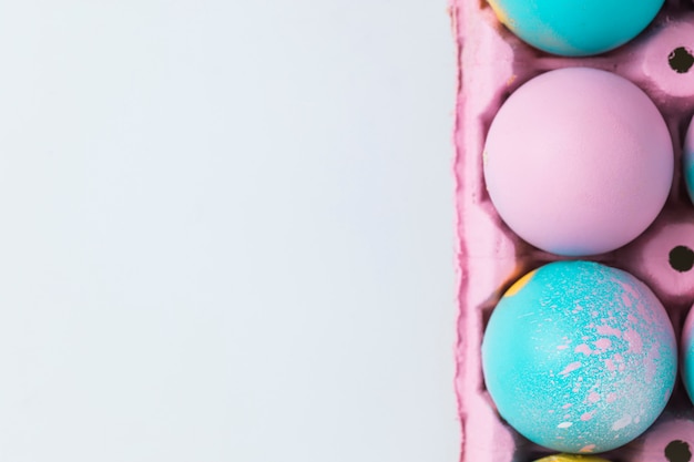 Set di uova di Pasqua nel contenitore rosa