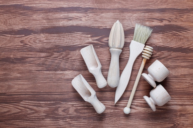 Set di utensili da cucina in legno, vista dall'alto