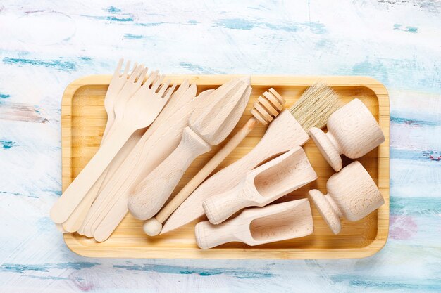 Set di utensili da cucina in legno, vista dall'alto