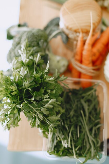 Set di verdure crude fresche. Prodotti su un tavolo in una moderna sala cucina. Mangiare sano. Cibo organico.