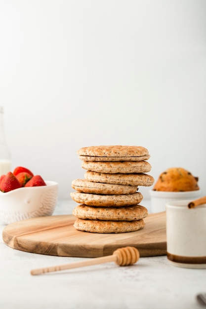 Set di vista frontale di biscotti integrali sani