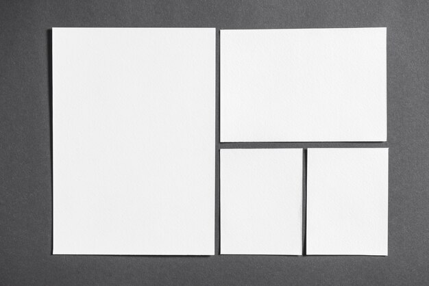 Set di vivaci libri bianchi in bianco su sfondo grigio