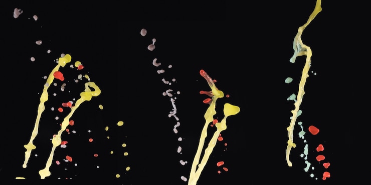 Foto gratuito set di waterdrop colorato isolato su sfondo nero