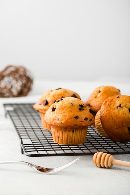 Set vista frontale di muffin al cioccolato