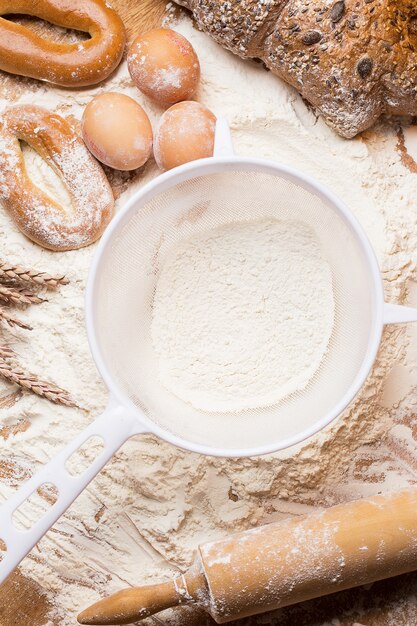 Setaccio bianco con farina e pane