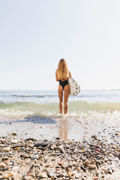 Sexy ragazza surfista