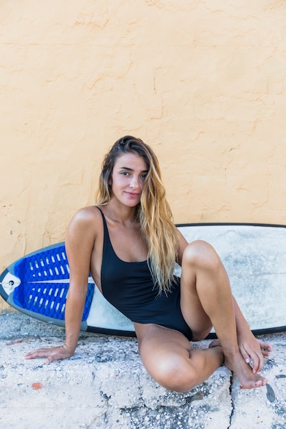 Sexy ragazza surfista