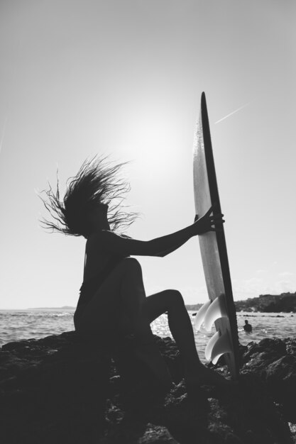 Sexy ragazza surfista