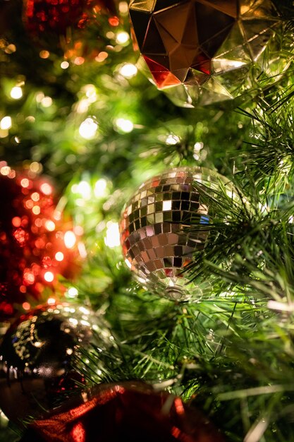 Sfera d'argento della bagattella sull'albero di Natale