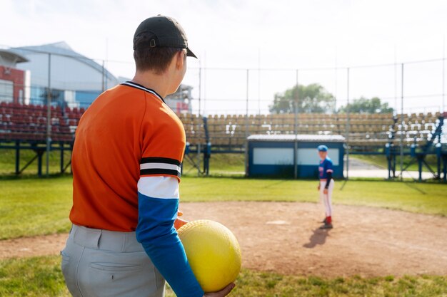 Sfera della holding del bambino di vista laterale