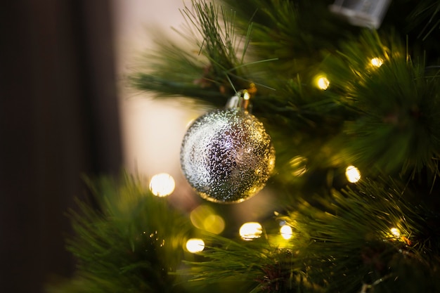 Sfera luminosa di natale del primo piano