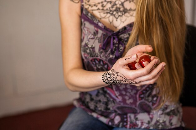 Sfere cinesi rosse per il relax sulla mano della donna